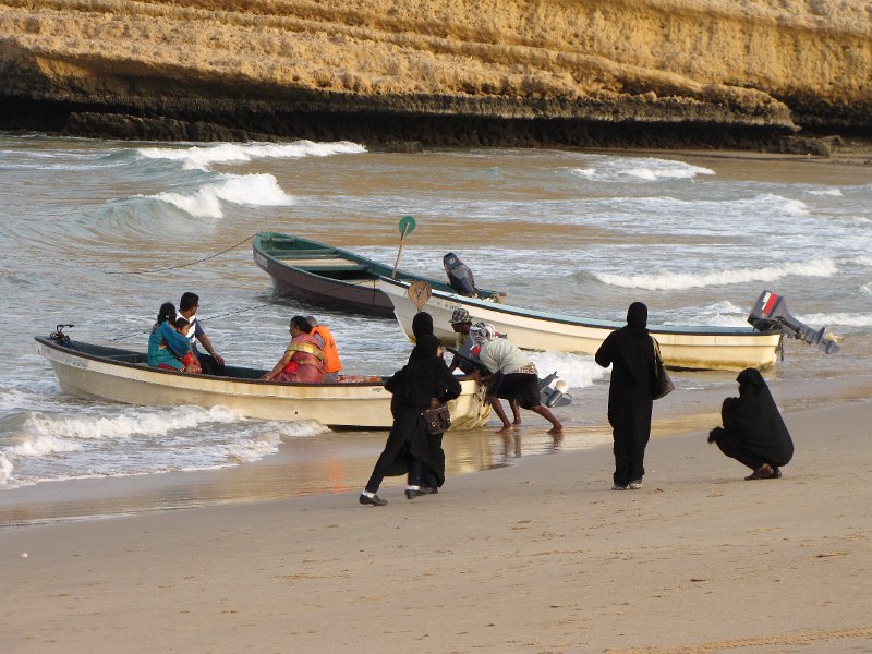 050211_oman strand.JPG - 4 Omaanse dames die ik van een afstandje op de foto heb gezet.Bij deze dames hoorde een meneer (net buiten de foto) die mij scherp in de gaten hield toen ik iets dichterbij kwam.Maar deze foto had ik toen al gemaakt.